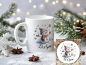 Preview: Weihnachtstasse mit fröhlichem Schneemann, bekleidet mit Mütze und Schal, umgeben von Schneeflocken und dem Schriftzug 'Let it Snow'. Perfektes Geschenk für die Winter- und Weihnachtszeit, mit festlicher Dekoration im Hintergrund.